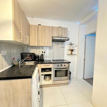 Ground Floor Mile 2 Bedroom Flat ลอนดอน ภายนอก รูปภาพ