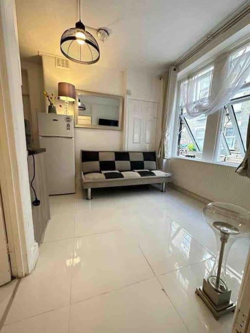 Ground Floor Mile 2 Bedroom Flat ลอนดอน ภายนอก รูปภาพ