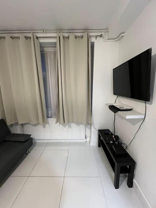 Ground Floor Mile 2 Bedroom Flat ลอนดอน ภายนอก รูปภาพ