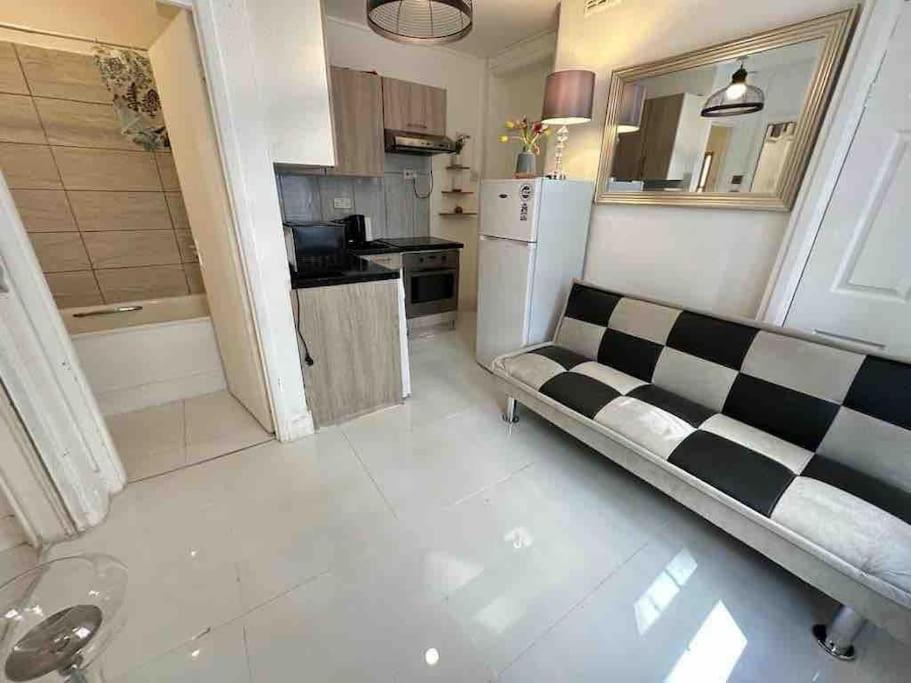 Ground Floor Mile 2 Bedroom Flat ลอนดอน ภายนอก รูปภาพ