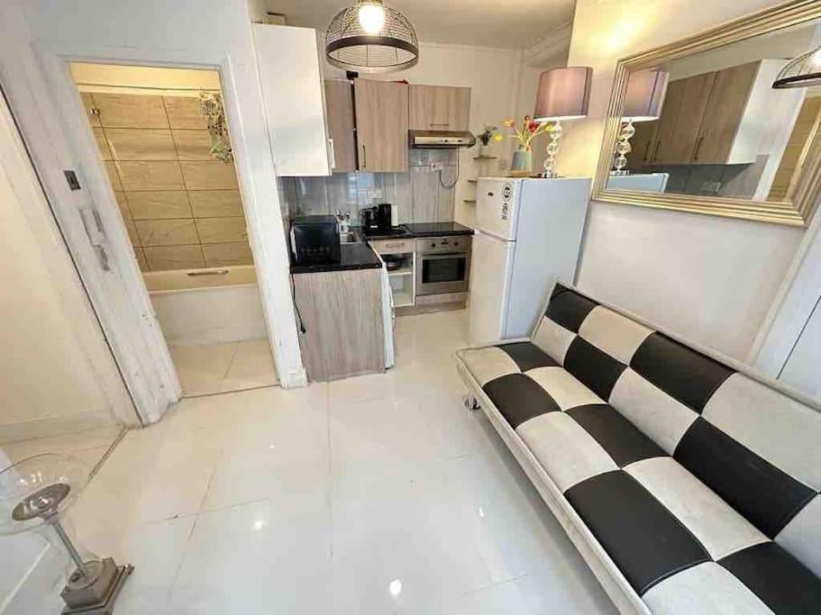 Ground Floor Mile 2 Bedroom Flat ลอนดอน ภายนอก รูปภาพ