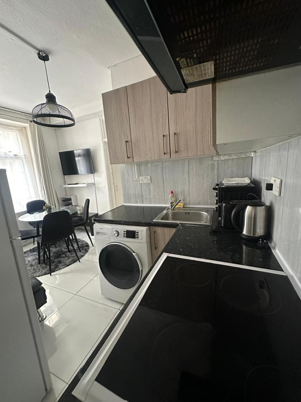 Ground Floor Mile 2 Bedroom Flat ลอนดอน ภายนอก รูปภาพ